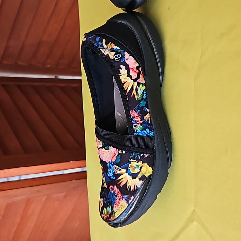 Bzees Women's Lollipop slip on floral print memory foam flats. Women's size 6.5M - Picture 6 of 10